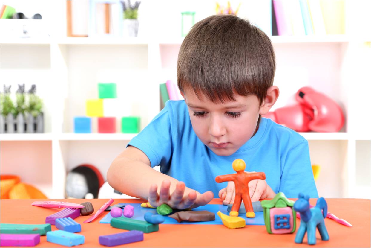 nino-jugando-con-plasticina