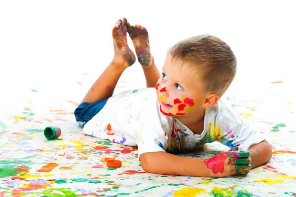 niño-pintando-con-tempera