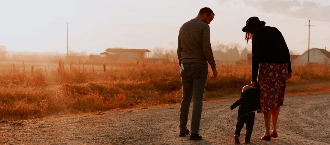 familia-caminando-en-puesta-de-sol